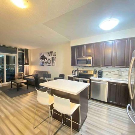 Luxurious 1 Bedroom Den, 1 Bath Condo Square One Місісаґа Екстер'єр фото