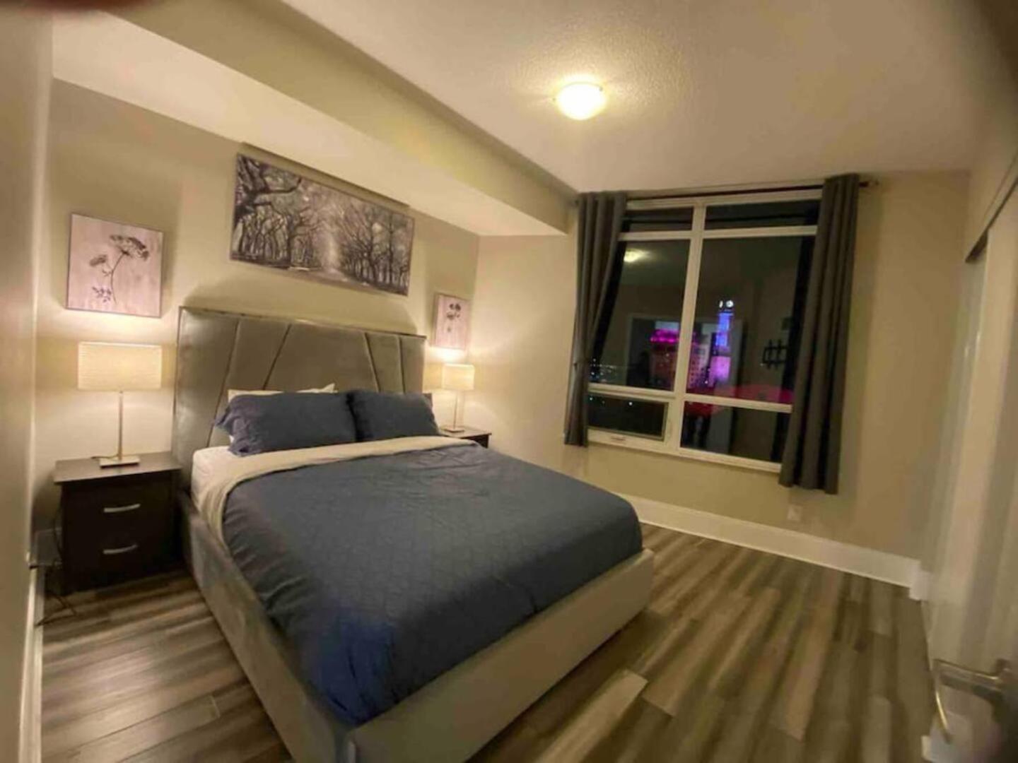 Luxurious 1 Bedroom Den, 1 Bath Condo Square One Місісаґа Екстер'єр фото